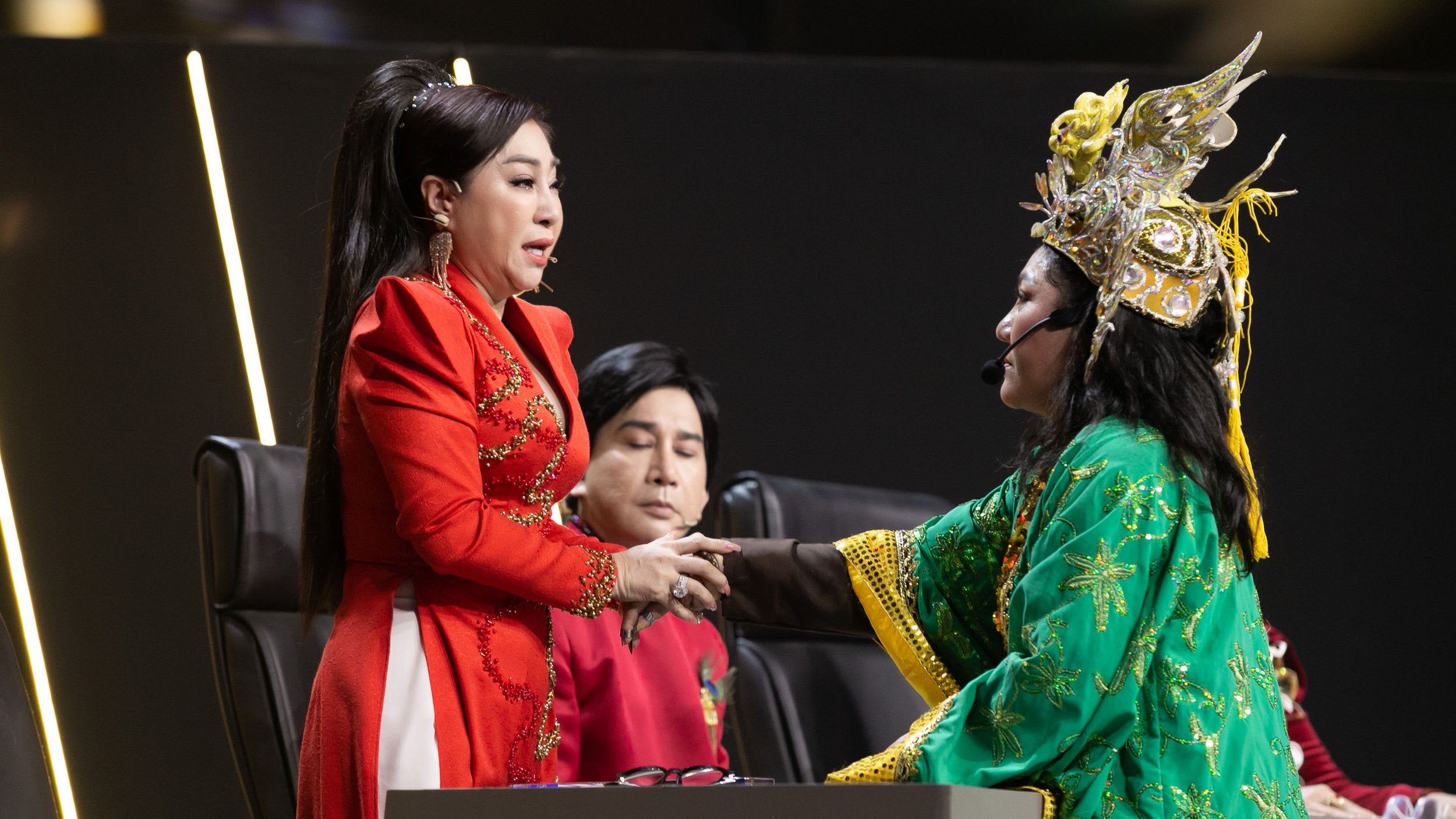 Thanh Hằng, Thoại Mỹ khóc nghẹn vì phần hóa thân của "bản sao" NSƯT Diệu Hiền 4 Thanh Hằng, Thoại Mỹ khóc nghẹn vì phần hóa thân của bản sao NSƯT Diệu Hiền - ảnh 3